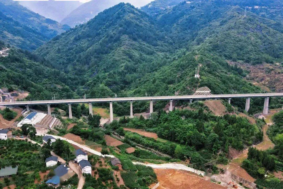 郑渝高铁开通运营中建五局攻克全线桥隧比最高路段