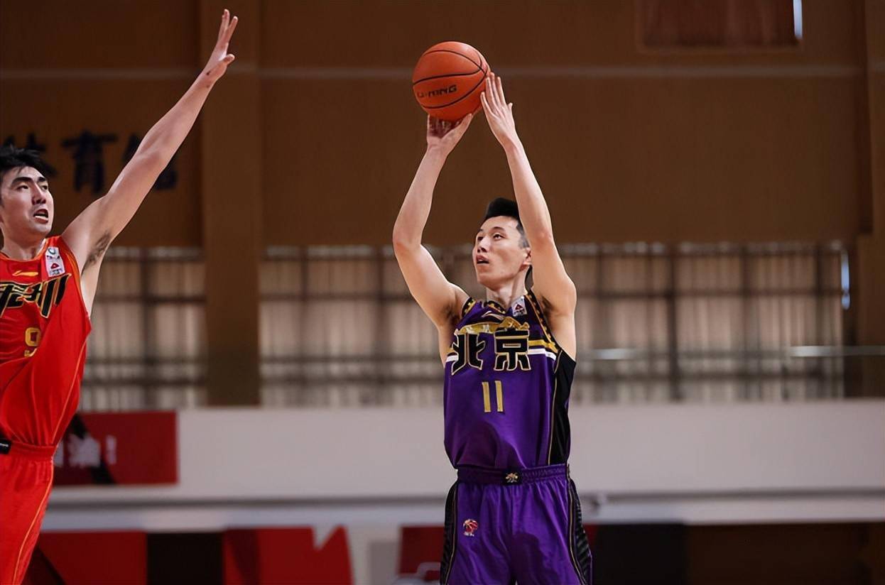 离开北控男篮之后,侯逸凡就收到了多支cba球队的试训邀请,侯逸凡今年