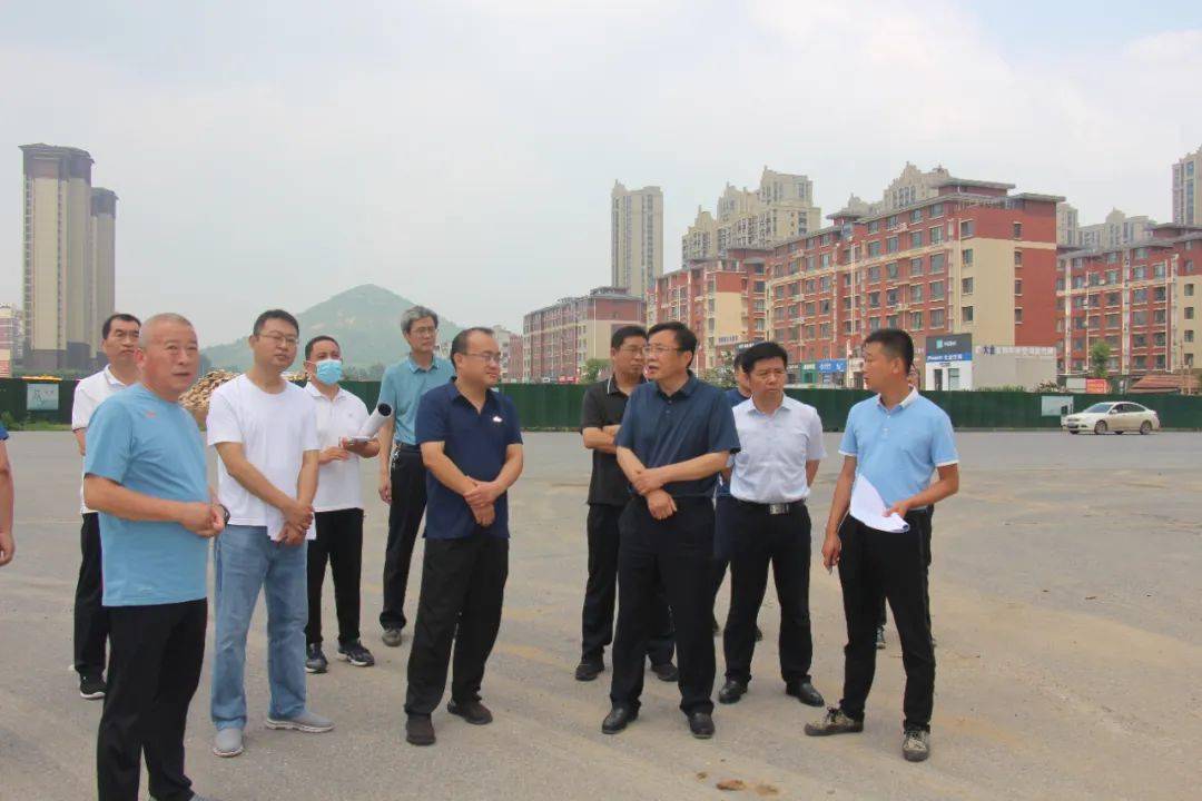 在知爱建路面治理邹平市人大副主任马兵到黄山街道联通路调研