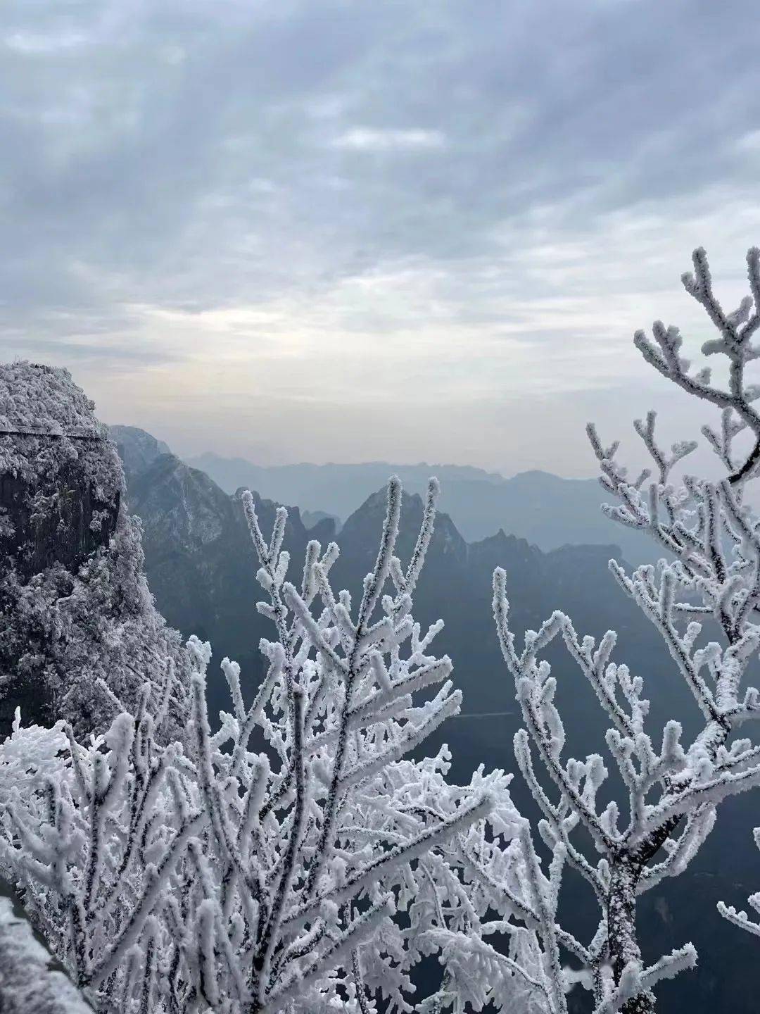 张家界天门山冬雪美景图片