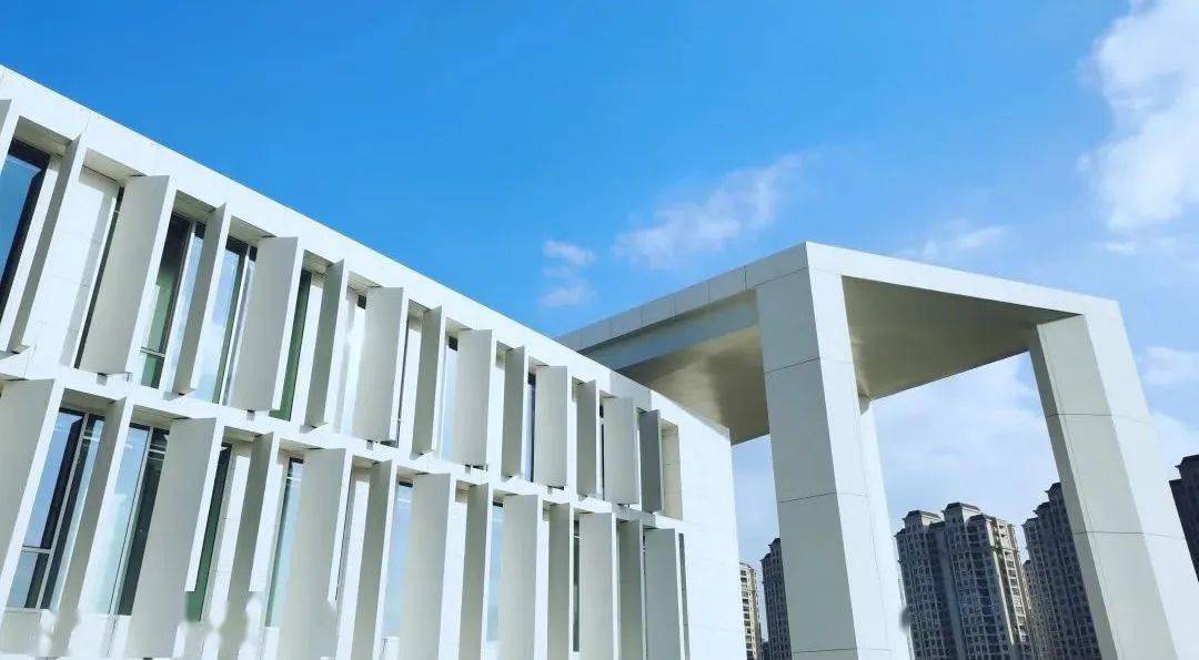 学校概况温州肯恩大学是浙江省和美国新泽西州友好省州合作项目,是