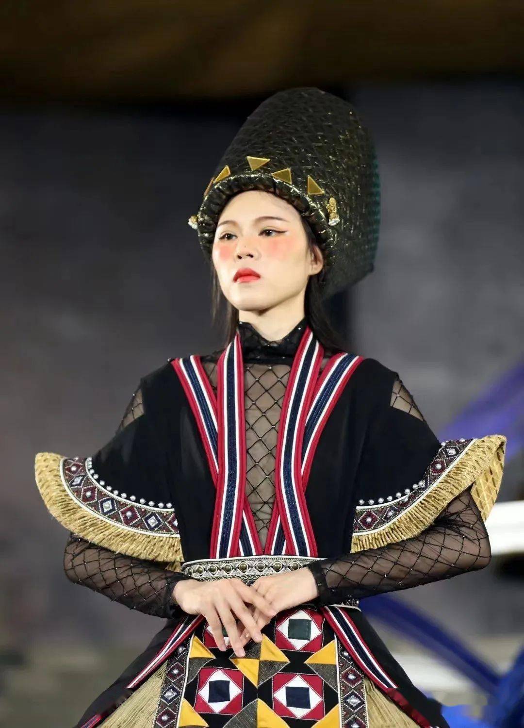 爱的文化民族风神思荟萃锦衣缂成广西壮族自治区贺州学院设计学院服装