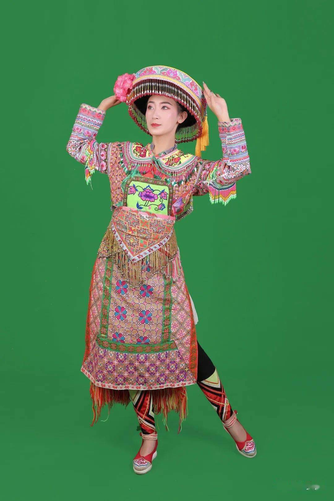 保山| 华丽装饰的五彩霓裳 穿在身上的史诗图腾_服饰_历史_衣服