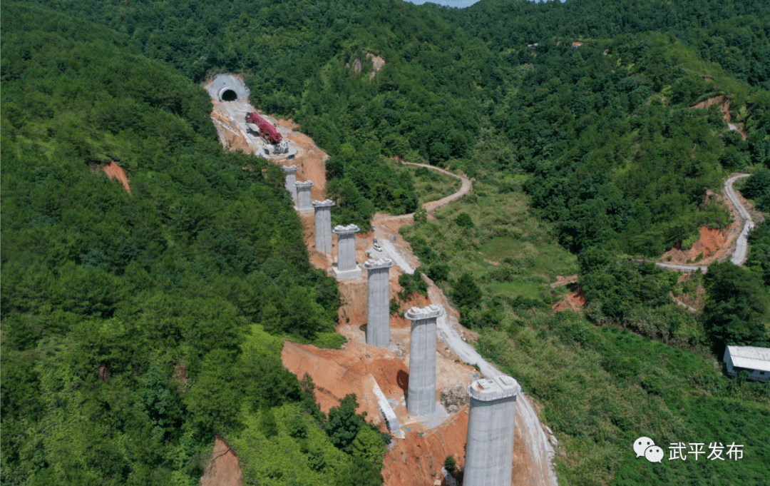 进入全线架梁阶段龙龙铁路武平县境内首榀箱梁架设成功现场直击