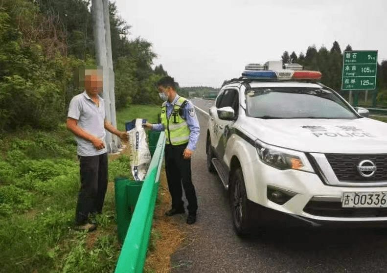 七旬老人高速公路旁挖野菜高速交警用巡逻车护送回家