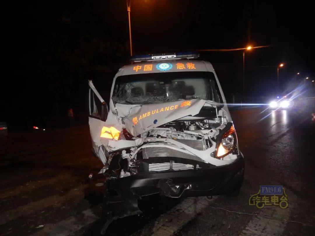 平板货车当场逃逸发生交通事故后事故造成救护车司机和乘客受伤无号牌