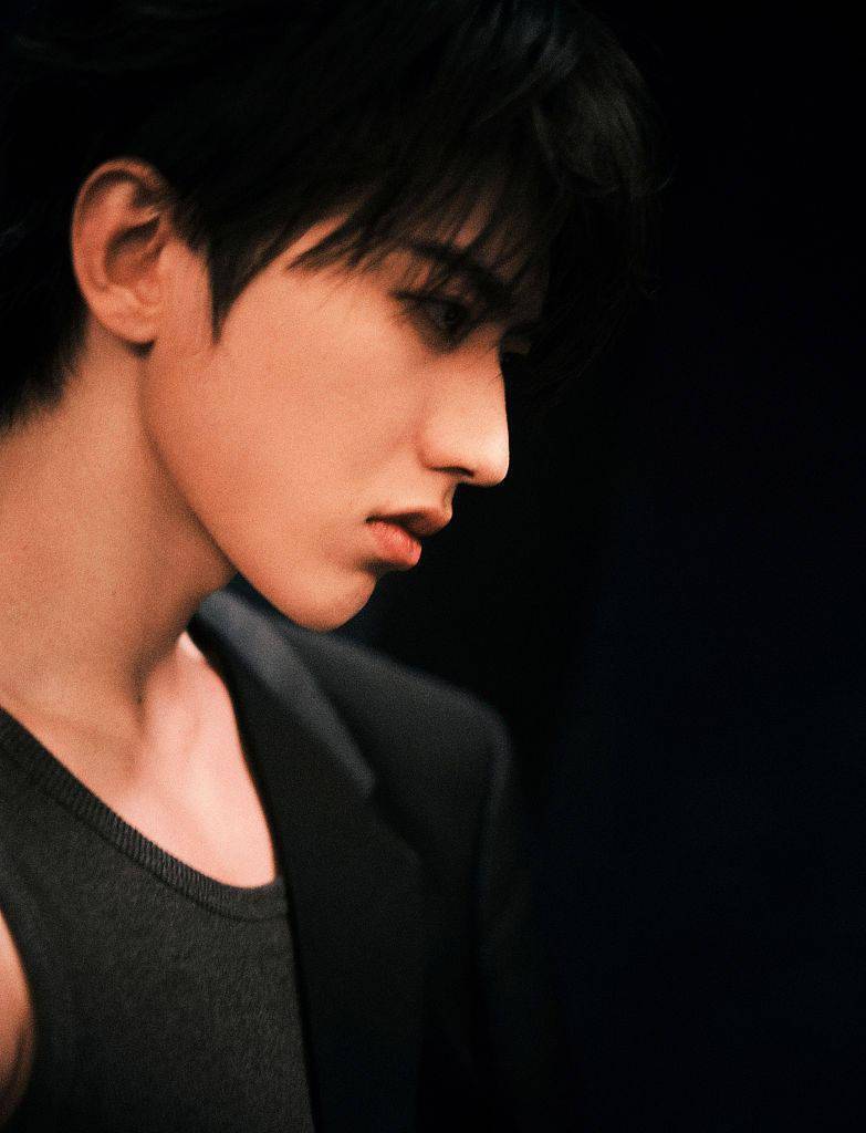 蔡徐坤发布一组西装湿发造型写真高级感扑面而来