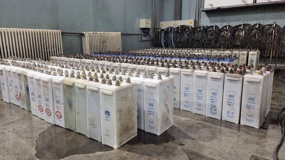 你没听错,也没看错,火车也需要"充电宝"!_蓄电池_列车_电压