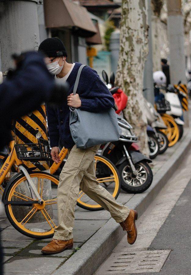 上海街头精致男生衣着得体配饰少而奢果然有腔调又有品位