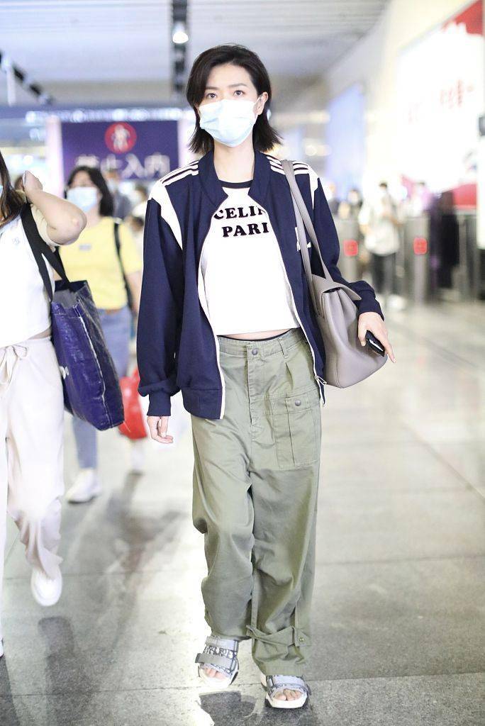 万茜蓝色运动外套休闲出街 穿露脐t恤性感又俏皮_南站_外罩_整体