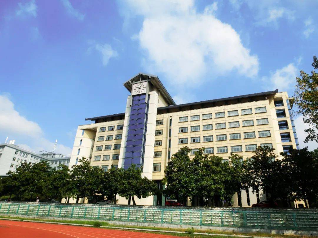 浦口校区七绝·椅子山(平水韵)风行浦口堆飞絮,雨落金陵舞翠山.