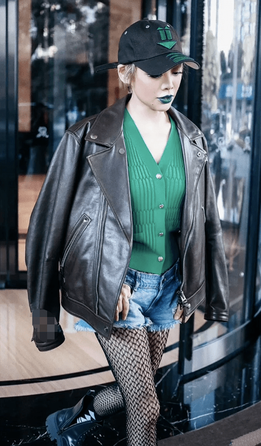 宁静真放得开穿齐臀短裤搭渔网袜逛街大婶年纪身材却像小姑娘