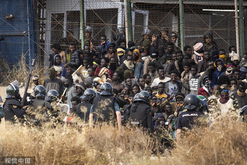 大批移民试图入境西班牙“飞地”，18人在翻越隔离墙时死亡