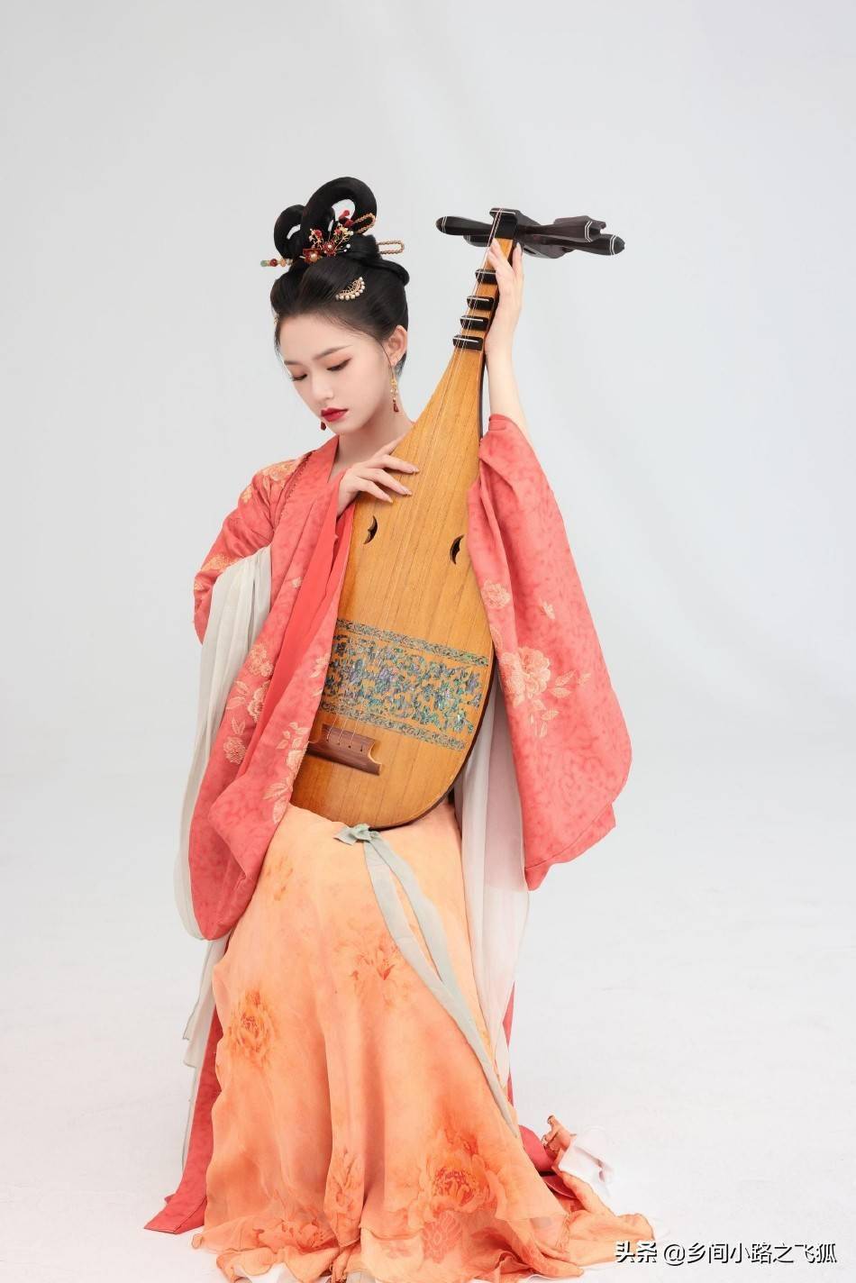 林允晒梦华录宋引章造型温婉可人低头抚琴娴静柔美