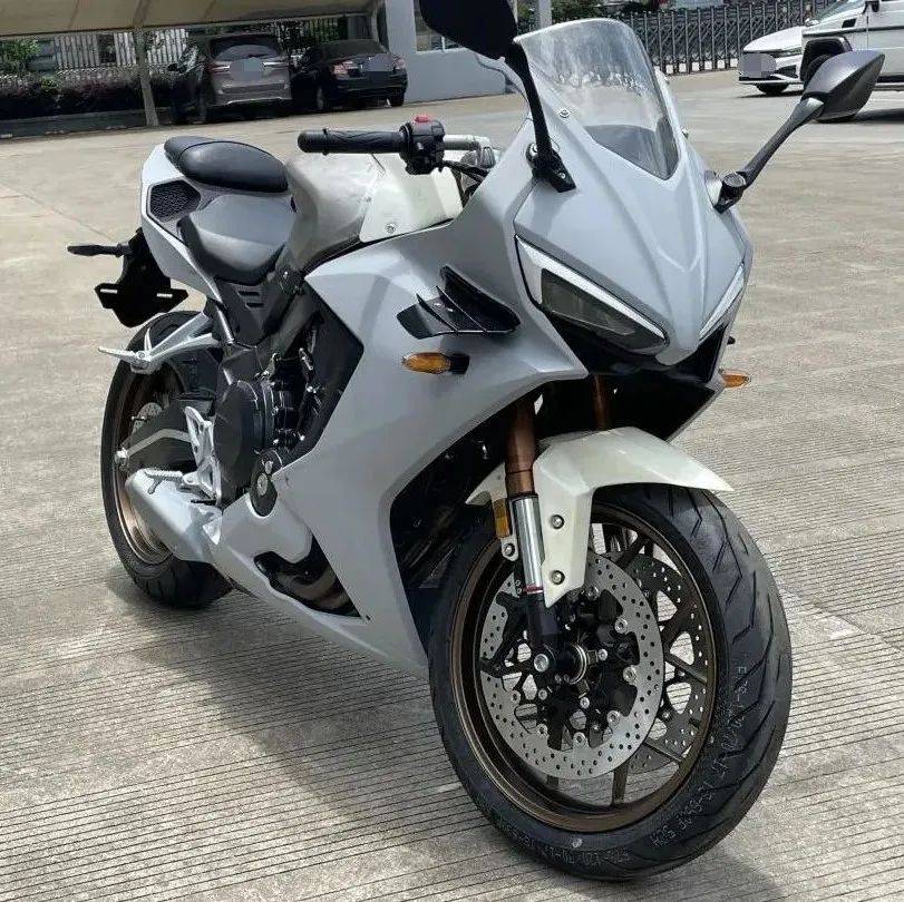 抄完川崎抄本田，嘉爵800cc四缸仿赛工程车曝光。本田CBR650R