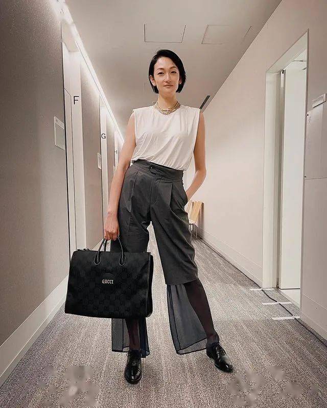 褪去了t台上的霸气,给人可可爱爱的感觉,有一种独特的反差萌.