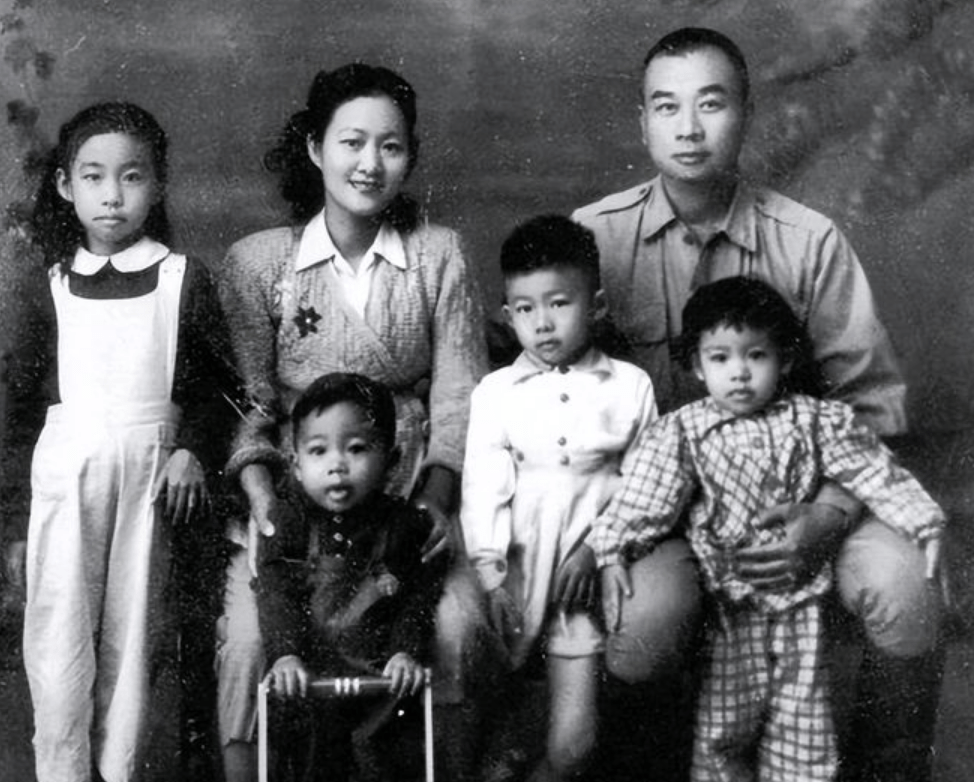 其实并没有死,而是带着自己的情人何懿娴随着孙立人,蒋介石溃逃到台湾