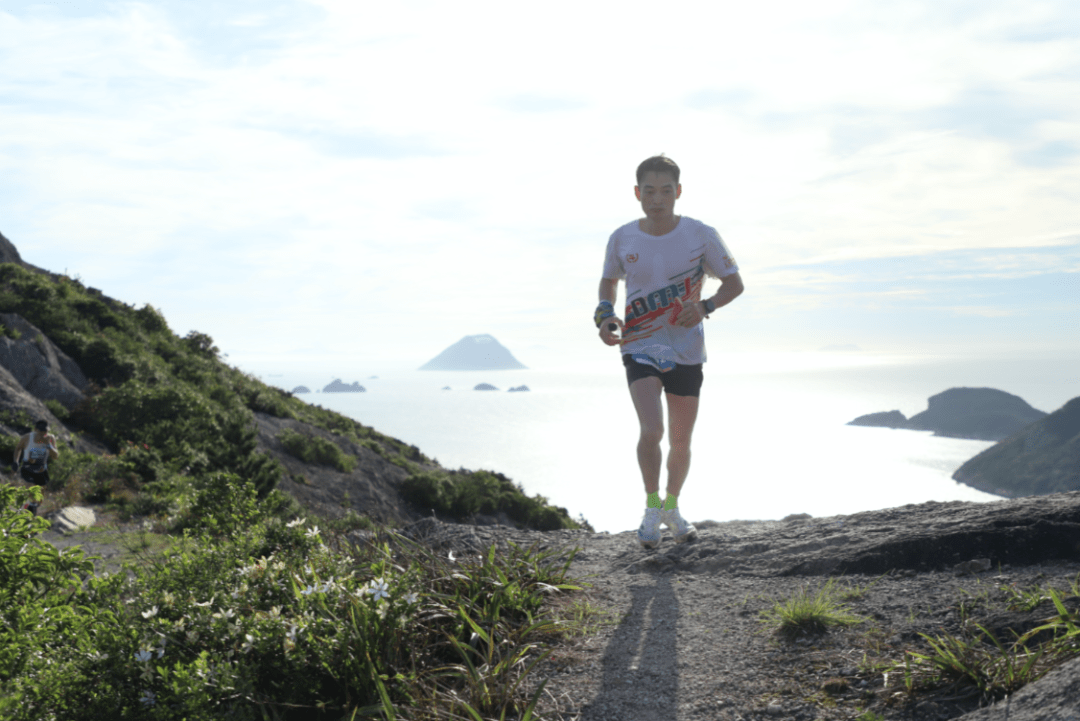 管油胜王敏夺冠温岭黄金海岸跑山赛开跑