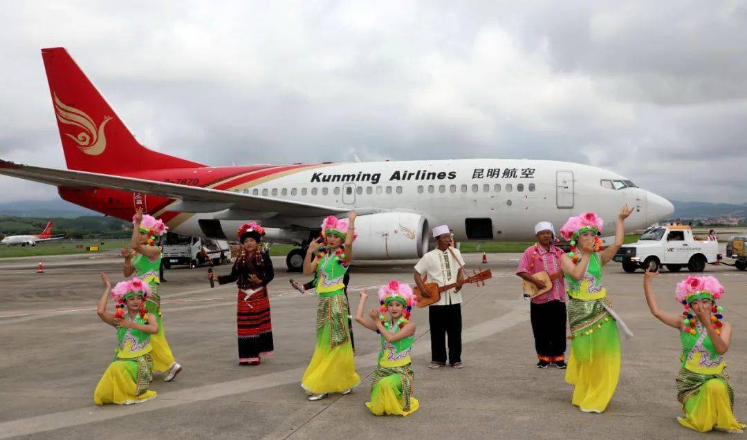 昆明航空执行的ky3221货运包机徐徐落地西双版纳机场,即将装载勐海县