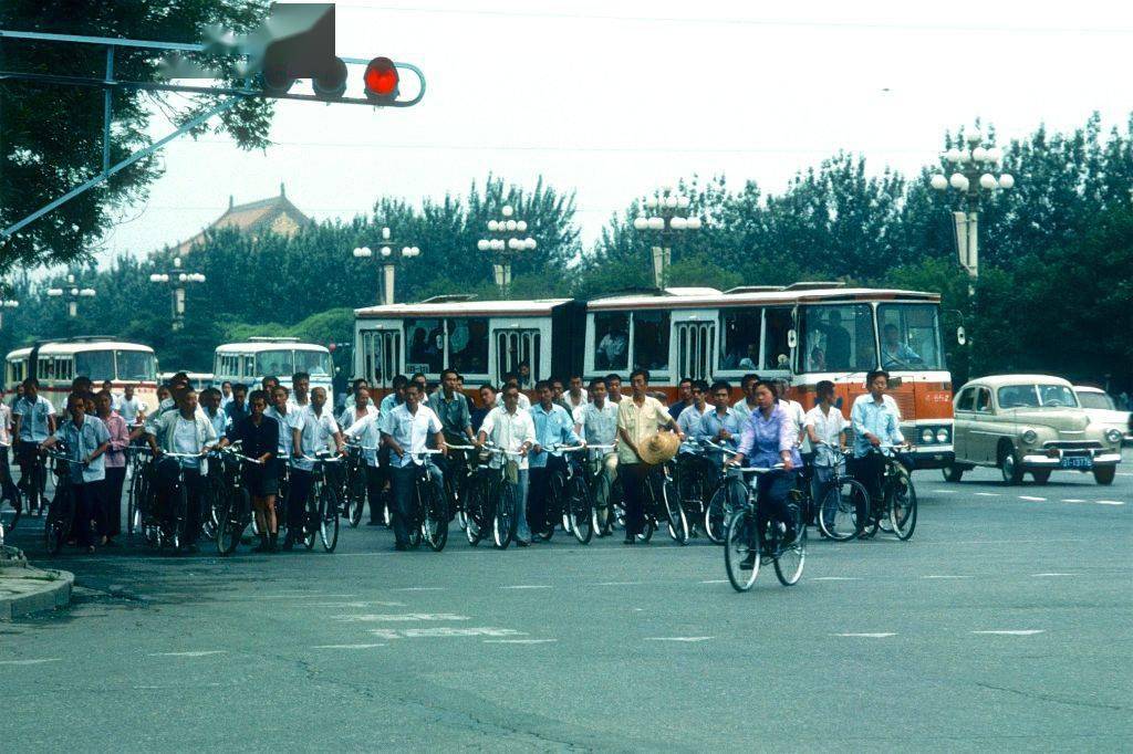 罕见街景老照片:没想到40年前的北京街头是这个样子_历史_成都_宣传