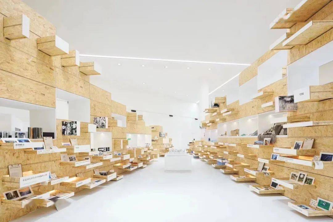 博物馆中,目前主要有三个展览:第一个是包豪斯百年纪念特展,中国美院
