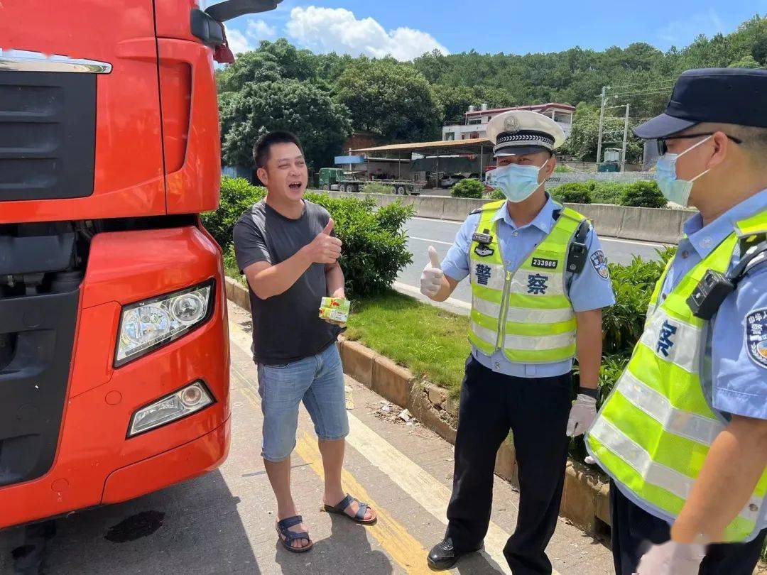 封开交警11暖心举措用爱护航货车司机回家路