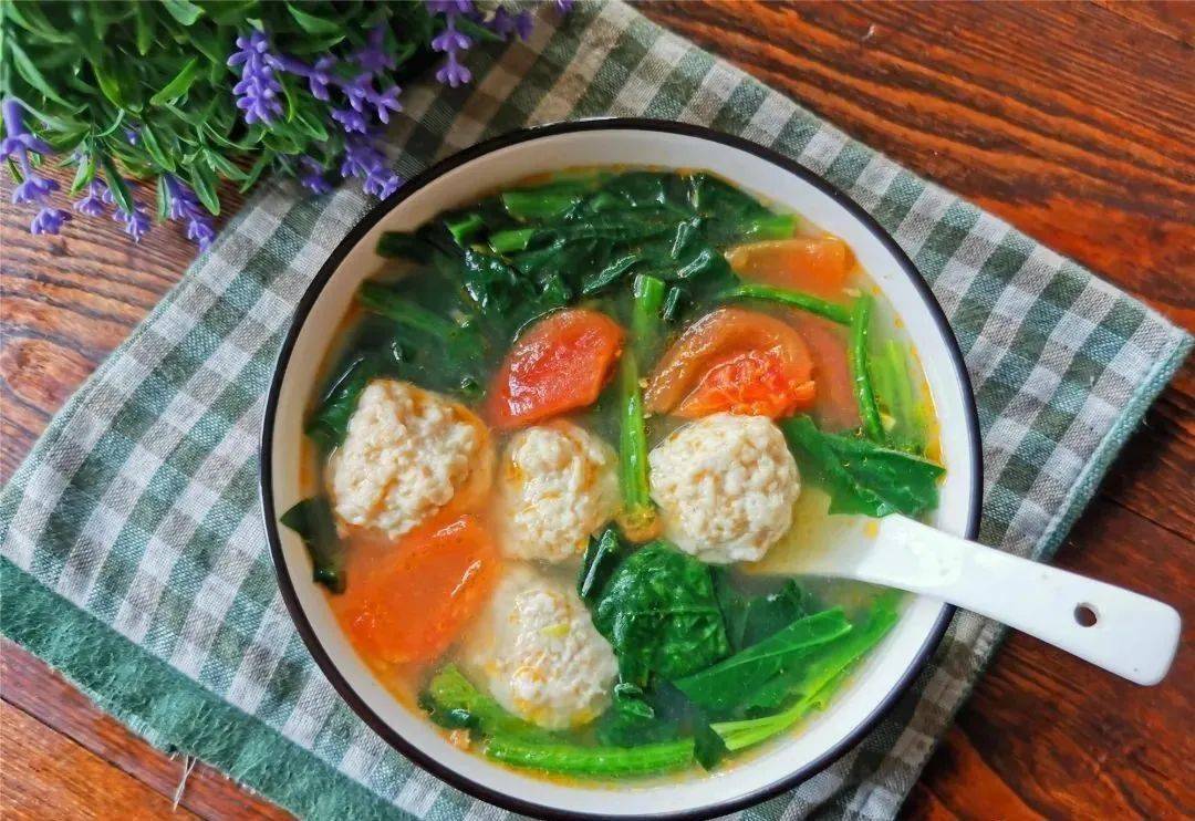菠菜丸子汤味道鲜美营养开胃