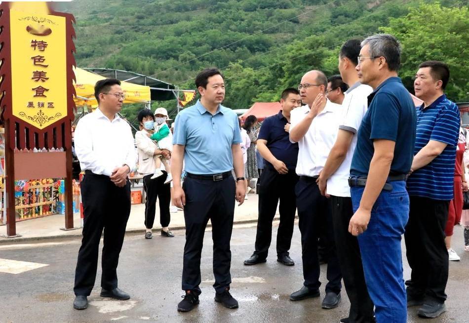 王志成看望慰问秦剧团演职人员