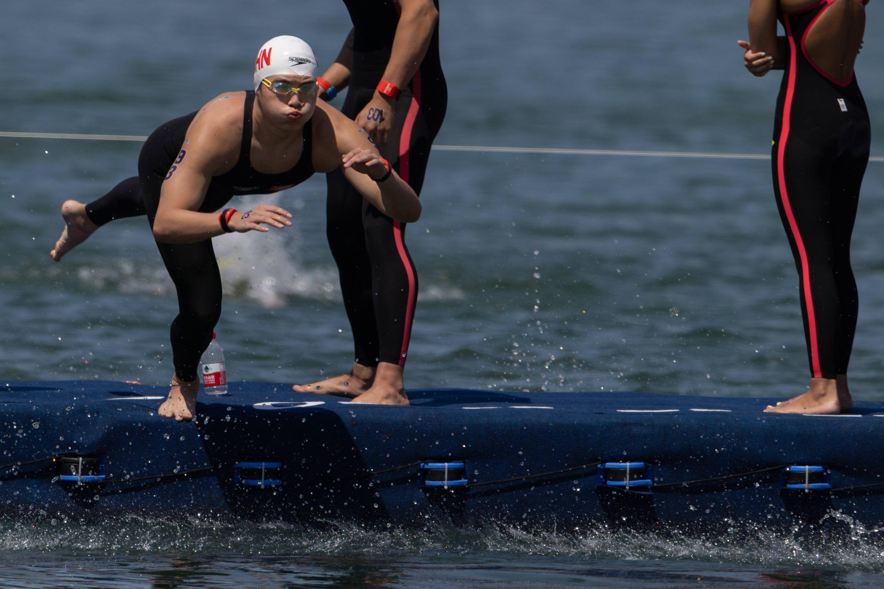 的2022年世界游泳锦标赛公开水域男女混合4x1500米决赛中,由唐浩洋