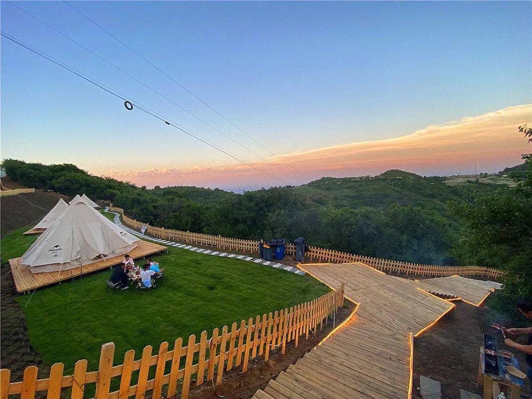 隐藏在门头沟绝美山顶的轻奢帐篷营地这里有草坪烧烤还有露天电影