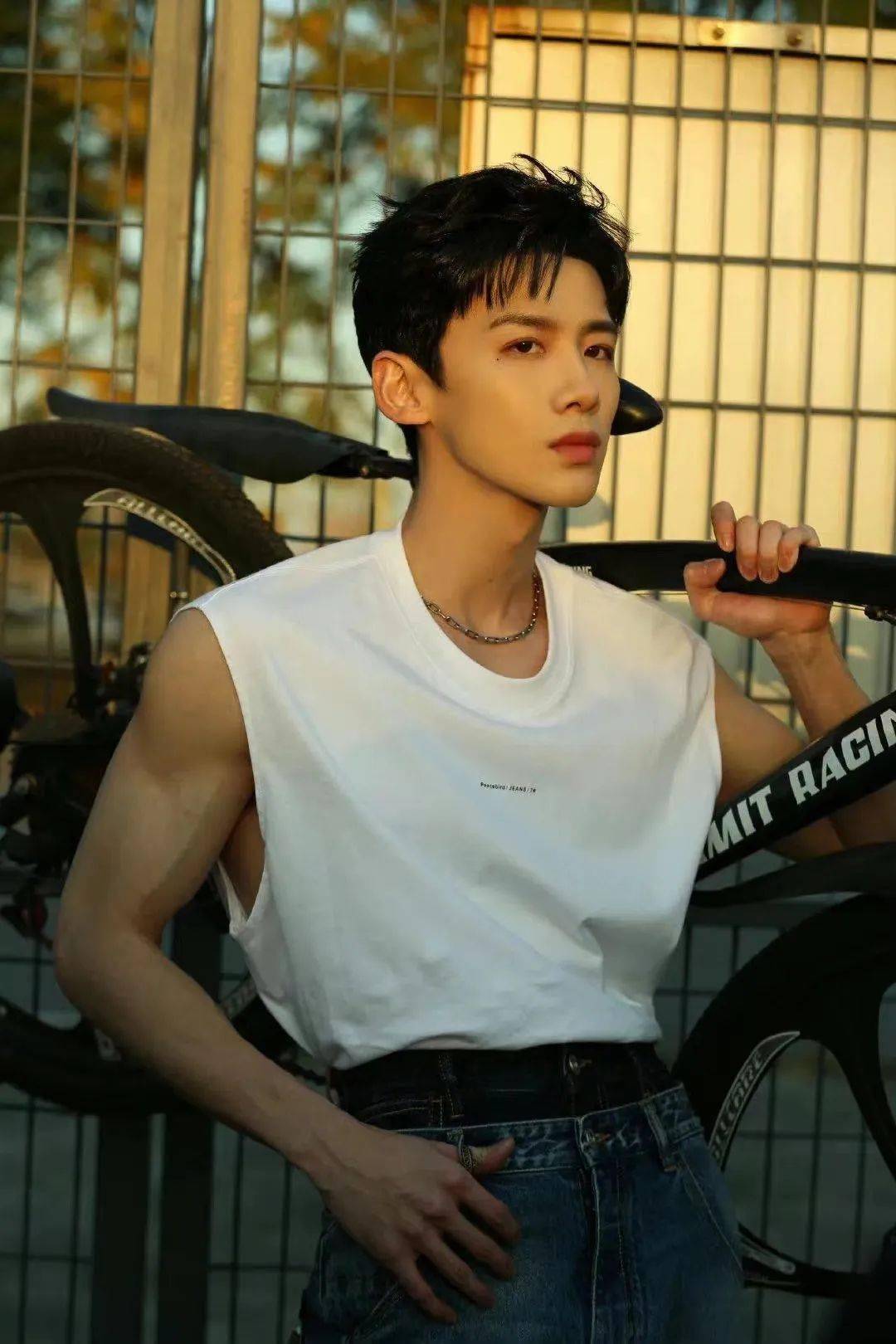 蔡徐坤则是将白色背心作为打底,搭配浅蓝衬衫,珍珠项链更显温柔迷人