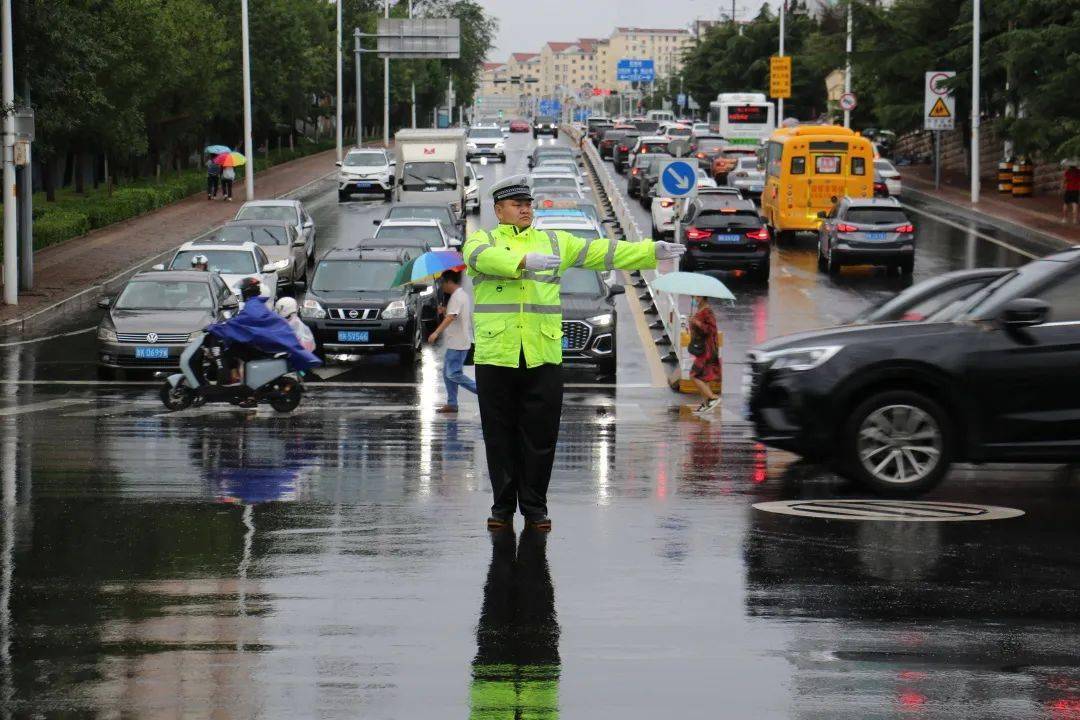 雨中警察图片