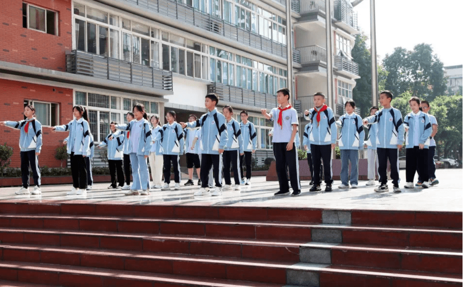 家校社协同 重庆杨家坪中学b区探索打造全新升旗礼