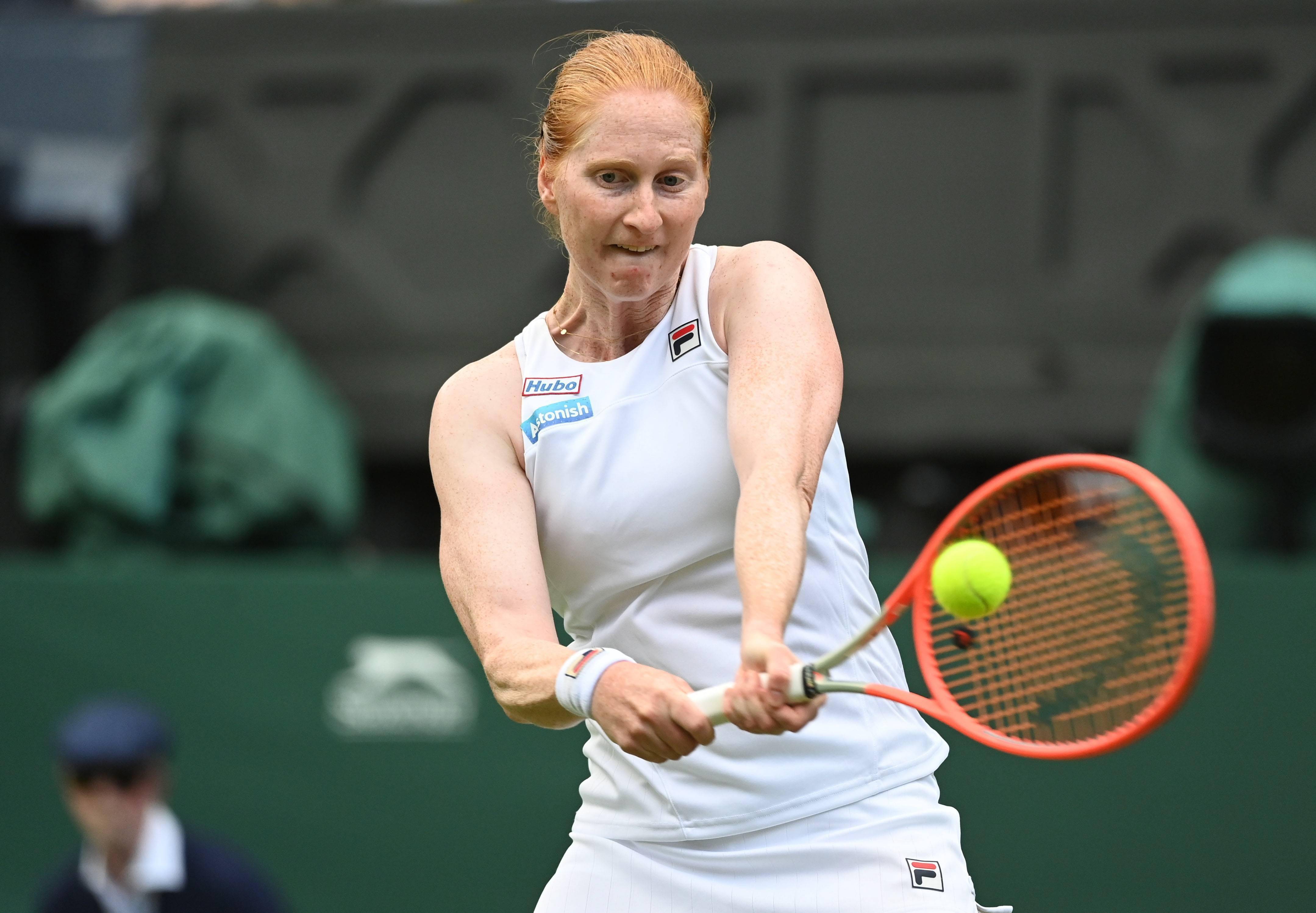 新华社/欧新当日,在英国温布尔登网球公开赛女单首轮比赛中,英国选手