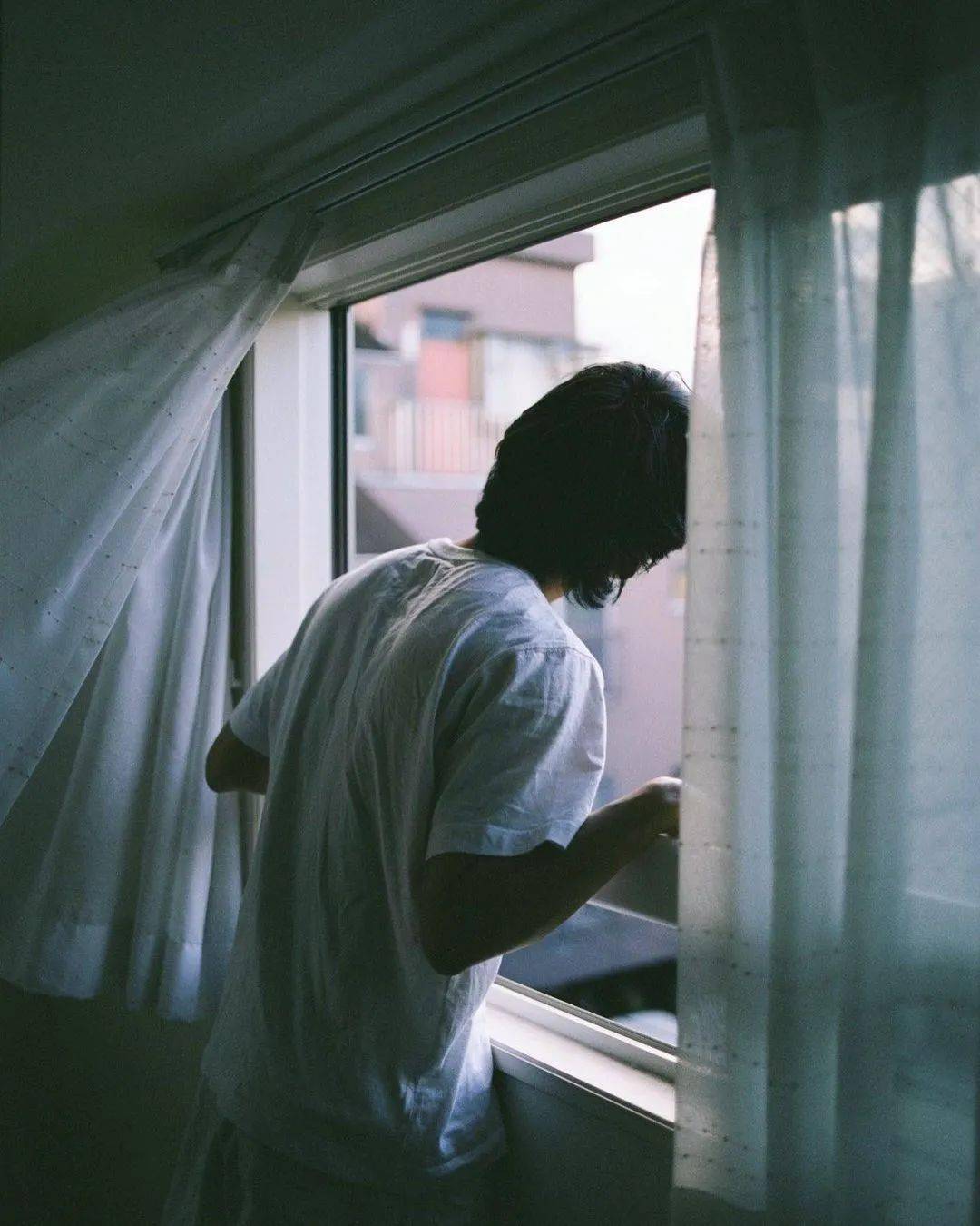 互相对视/依偎的爱人就会放空发呆的状态是平日里独自坐在窗前窗前