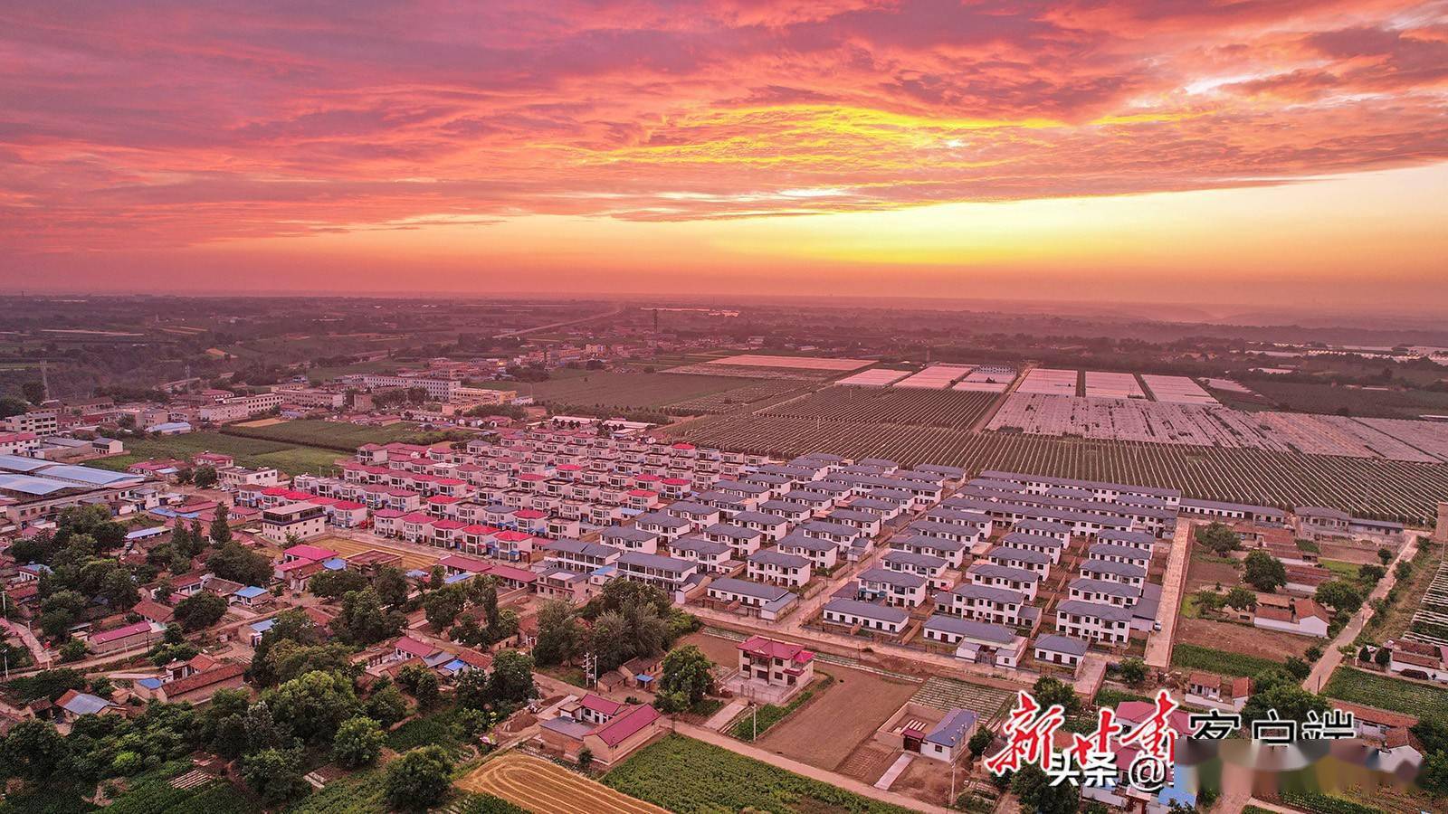 6月22日,夕阳西下的宁县焦村镇居民点,色彩斑斓,一排排居所更显得静谧