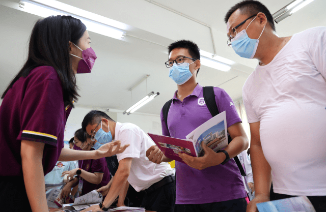 江苏连云港举办高考志愿填报公益咨询会_耿玉和_家长_新海