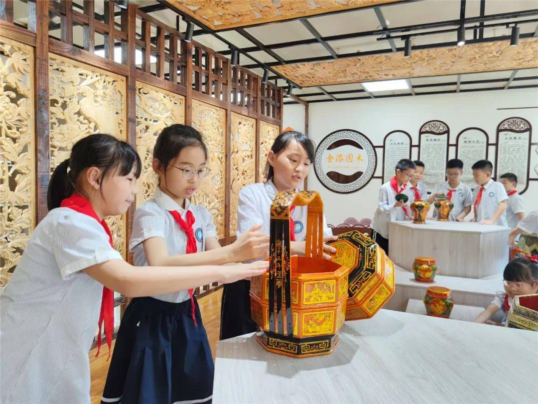 在位于象东社区的柳市镇第十五小学校园内,新打造的非遗展厅,农耕展厅