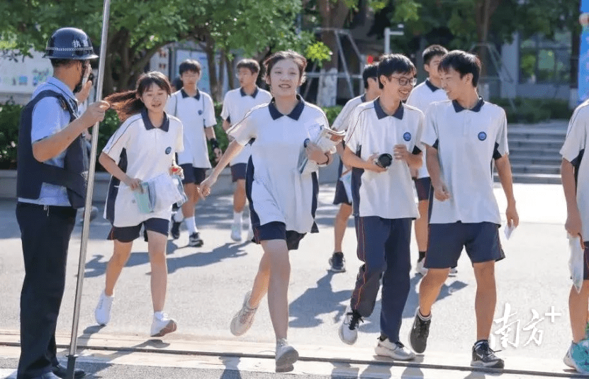 "在松山湖实验中学考场门口,松山湖南方外国语学校的考生们的脸上洋溢