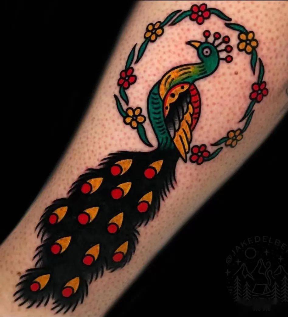 漂亮的孔雀纹身_黑褐色_头顶_中国