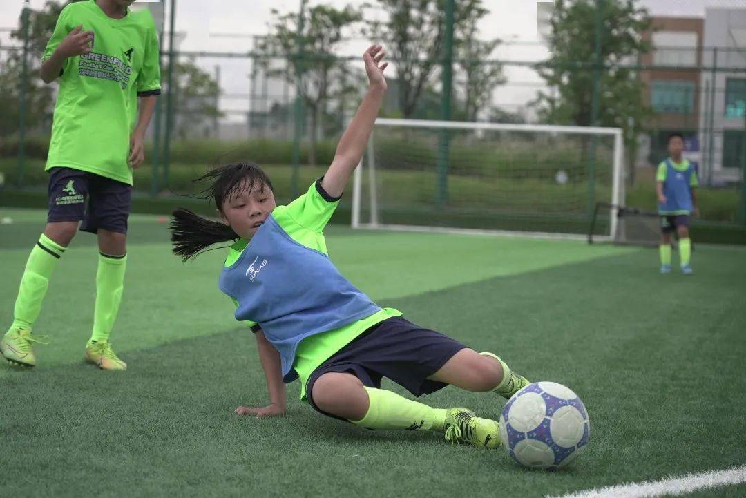 一段地下车库视频曝光,深圳12岁女孩火了_练昱彤_足球_肖芬