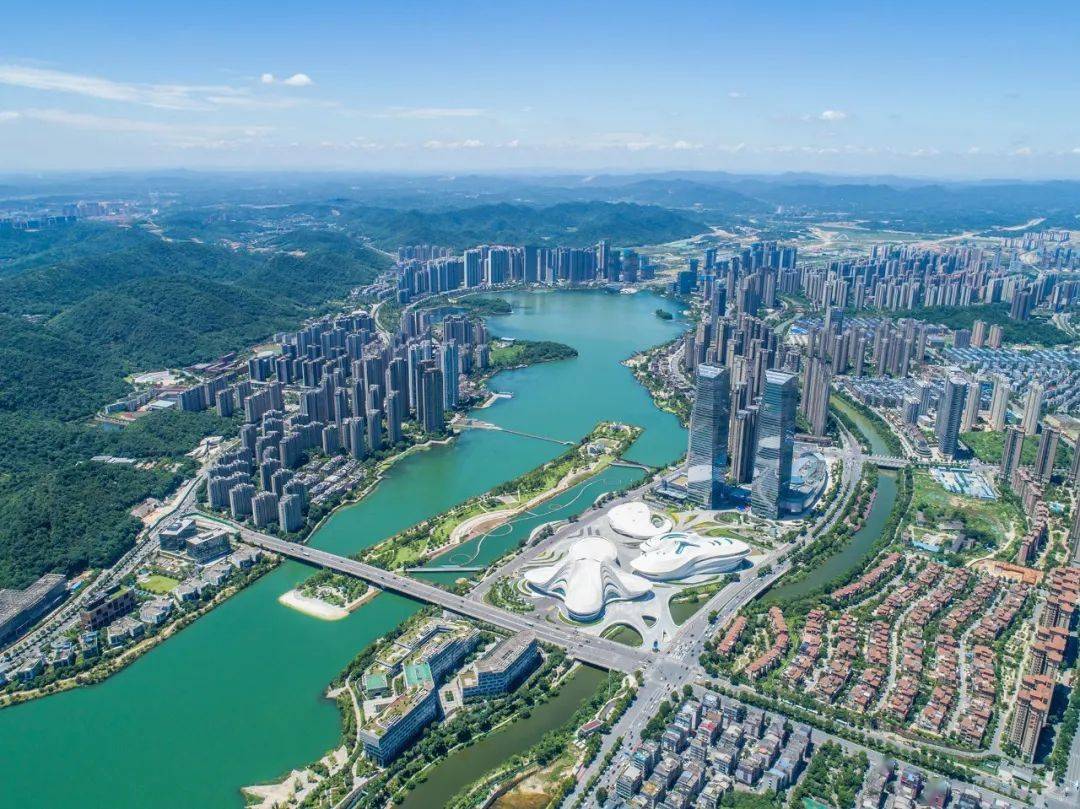 由湘江集团重点开发建设的梅溪湖国际新城经过十余年的快速发展,从