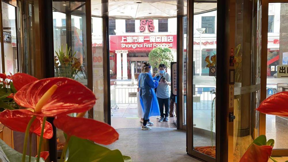 一早来新雅吃早茶的顾客在新雅粤菜馆,不少老顾客已提前得知当天堂食