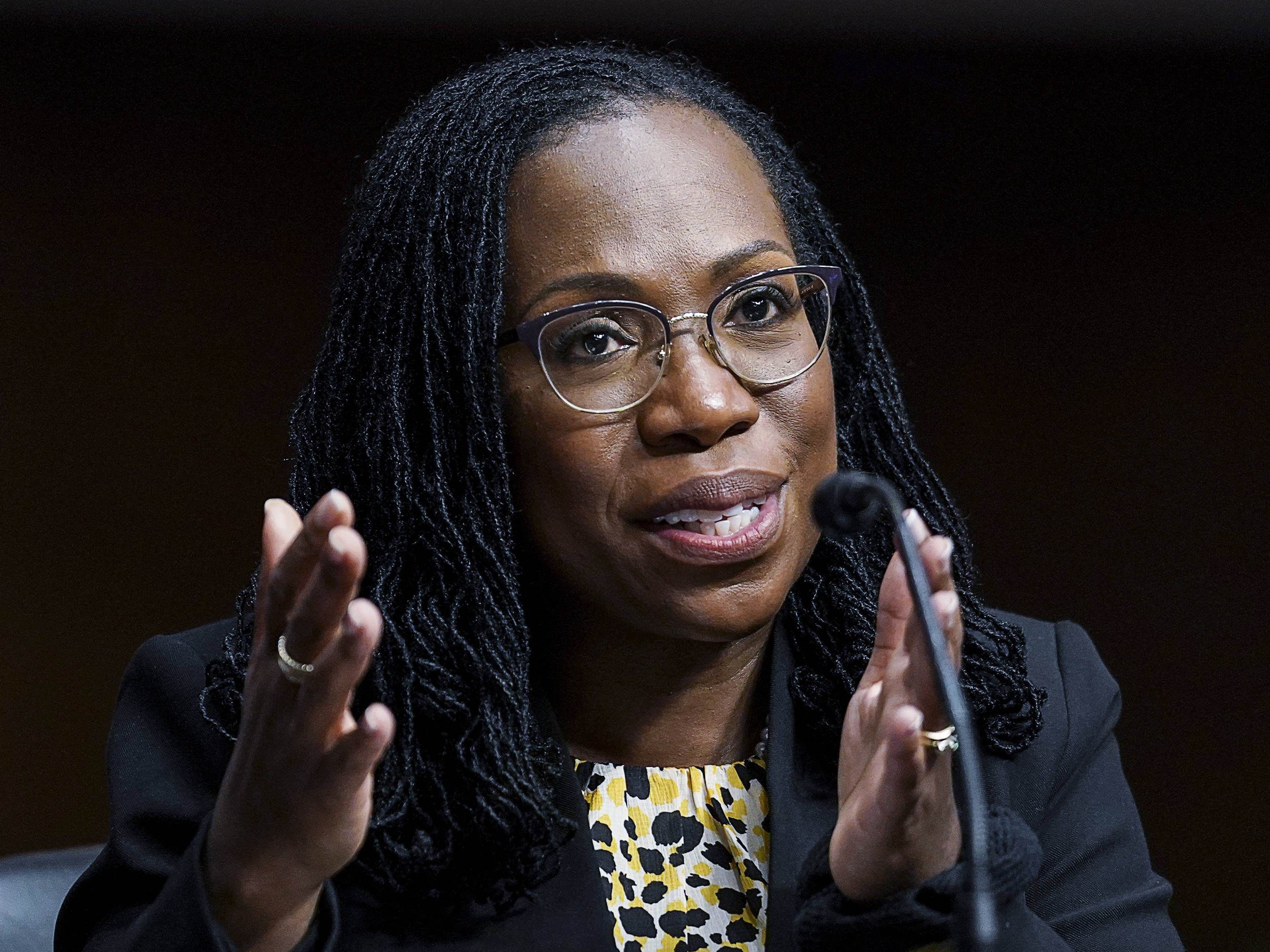 美国最高法院自由派大法官退休，首位非裔女性大法官补位