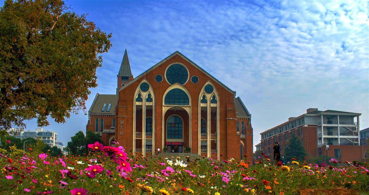 高校招生访谈坐拥最美风景武汉设计工程学院实力更加超群