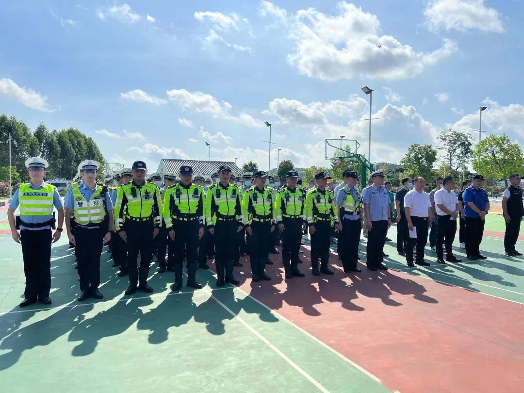 云城区举行摩托车电动自行车交通秩序整治行动启动仪式暨摩电交通安全