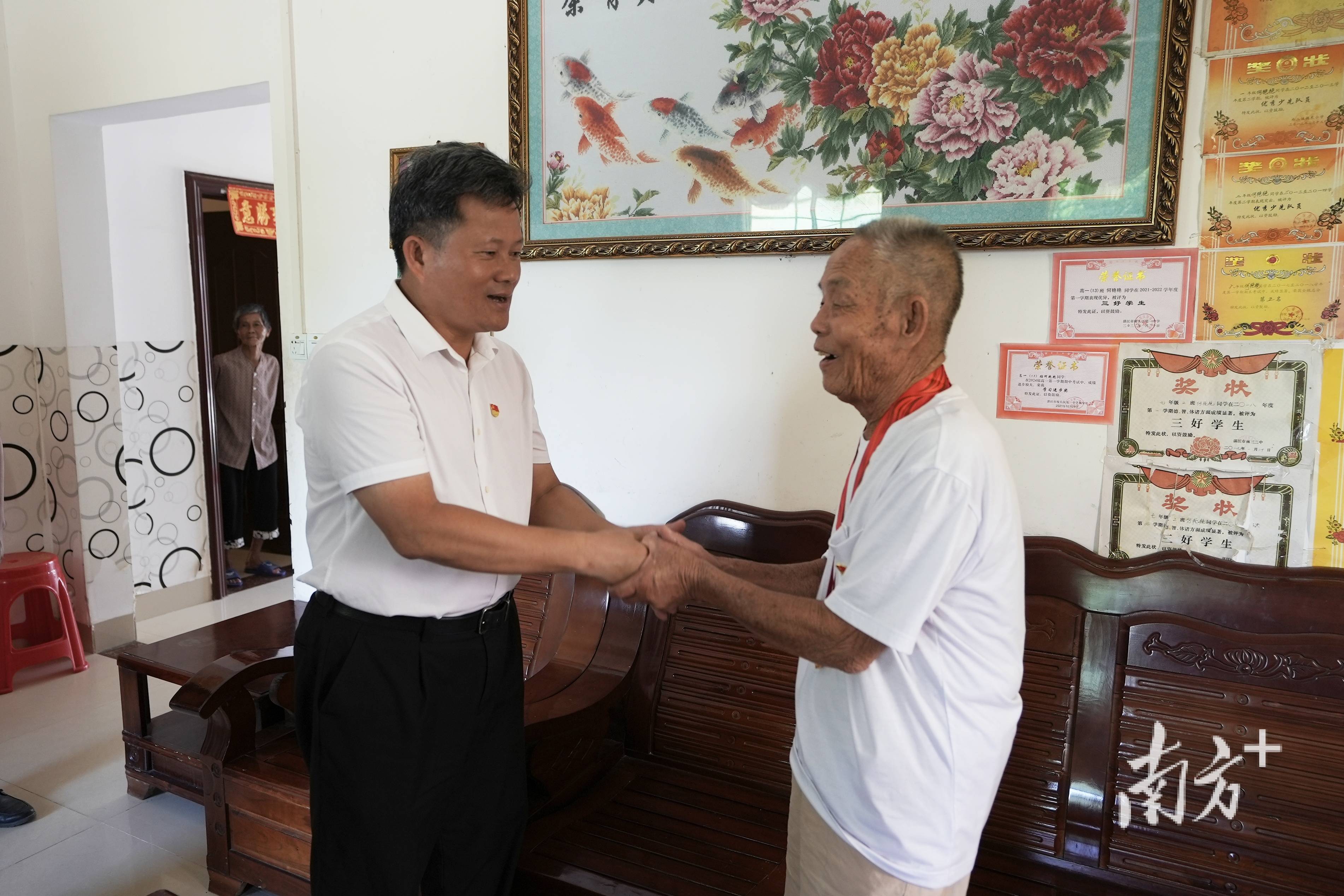 家住南三镇东湖村委会北涯村,今年78岁的老党员何谢标已有50年的党龄