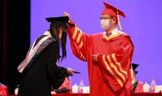 国家规定由四川大学锦江学院颁发学士学位证书。所有证书实行电子注册。晏校长为我校毕业生代表拨流苏十收费