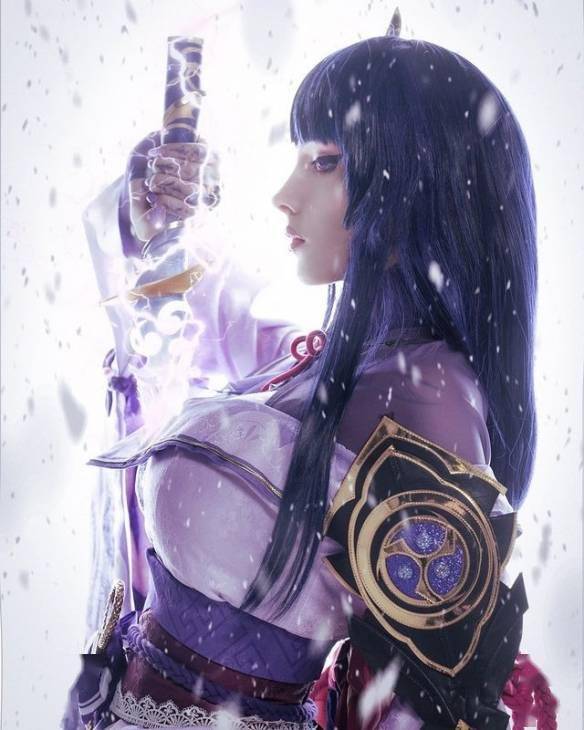 xenon_ne是俄罗斯知名coser,以大胆的风格和性感的身材走红,对于cos的