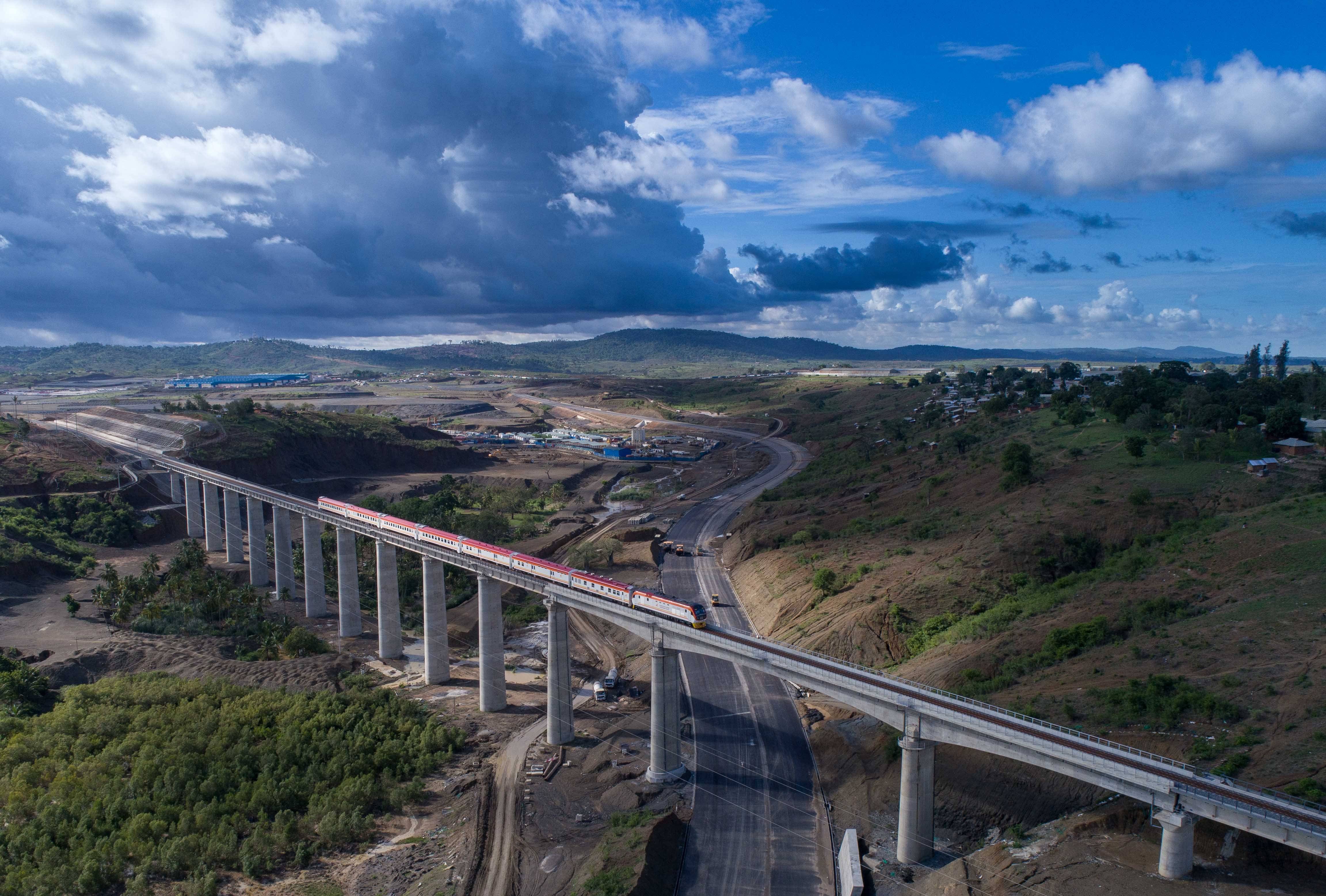 2017年5月12日,列车从肯尼亚蒙内铁路沿线的马泽拉斯铁路大桥上驶过